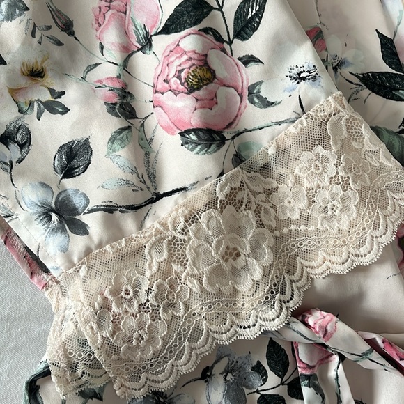 Satin floral lace trimmed robe - Picture 6 of 7
